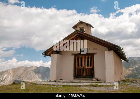 Cappella di Sainte-Anne con vista sul lago di Sainte-Anne (2415 m), Parco regionale nazionale di Queyras, Ceillac, Hautes-Alpes (05), Provence-Alpes-Cote d'Oro Foto Stock