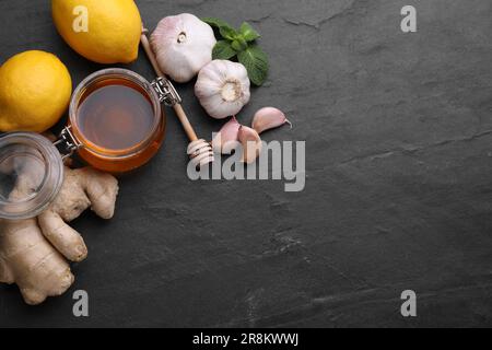 Rimedi freddi su tabella nera, giacitura piatta e spazio per il testo. Trattamento della tosse Foto Stock