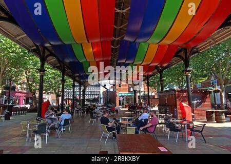 Celebrazioni per Warrington Pride nel centro della città, Cheshire, Inghilterra, 24th 2023 giugno, con Fleur East & Crystal Foto Stock