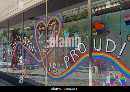 Celebrazioni per Warrington Pride nel centro della città, Cheshire, Inghilterra, 24th 2023 giugno, con Fleur East & Crystal Foto Stock