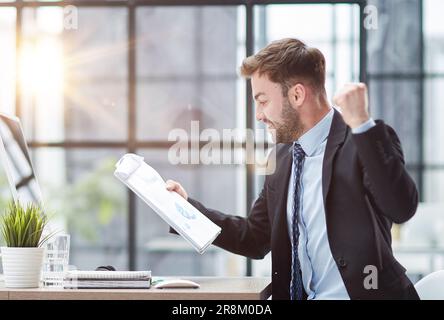 divertente dipendente maschile hanno divertente eseguire vincitore in ufficio moderno Foto Stock