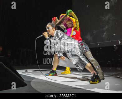 Cannes, Francia - Giugno 21 2023: Makoto Nagahisa (regista Dentsu Inc.), Aoi Yamada (performer e artista) e Hideaki Shirato (compositore aiin CO.,LTD. ) Si esibiscono sul palco durante la Voice of Creativity: La sessione musicale al Cannes Lions 2023 © ifnm press Foto Stock