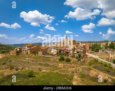 Veduta aerea del villaggio di Bovera, a Les Garrigues, circondato da campi di alberi da frutto (Lleida, Catalogna, Spagna) ESP: Vista aérea de Bovera Foto Stock