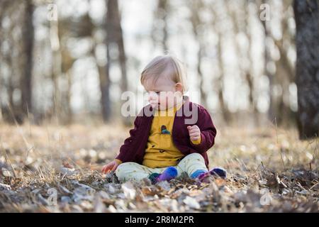 Bimbo con sindrome di Down che fuoriesce dalla lingua Foto Stock