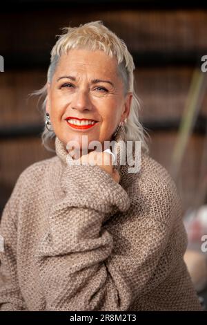 Ritratto di donna anziana alla moda Foto Stock