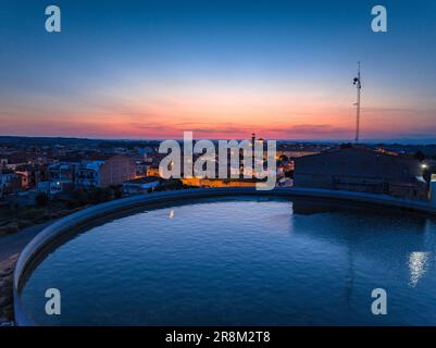 Vista aerea della città di Les Borges Blanques al crepuscolo e di notte (Les Garrigues, Lleida, Catalogna, Spagna) ESP Vista aérea de las Borges Lérida Foto Stock