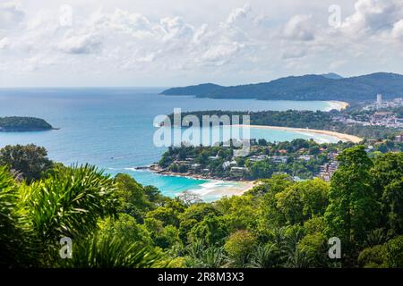 Vista aerea su tre famose spiagge: Kata, Karon e Patong sul mare delle Andamane di Phuket, Thailandia. Foto Stock