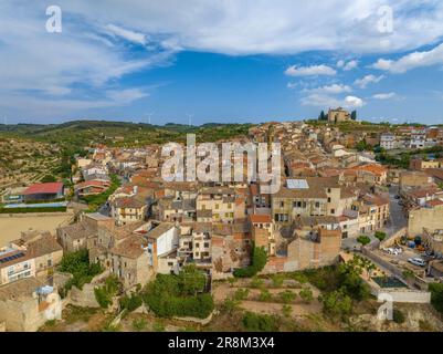 Veduta aerea del villaggio di la Fatarella e dei campi di ulivo circostanti (Terra alta, Tarragona, Catalogna, Spagna) ESP: Vista aérea de la Fatarella Foto Stock