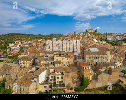 Veduta aerea del villaggio di la Fatarella e dei campi di ulivo circostanti (Terra alta, Tarragona, Catalogna, Spagna) ESP: Vista aérea de la Fatarella Foto Stock