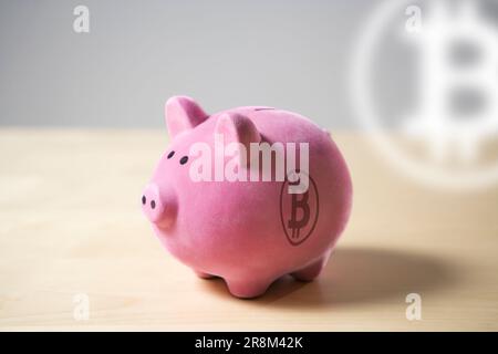 Piggybank rosa con simbolo di valuta bitcoin cripto Foto Stock