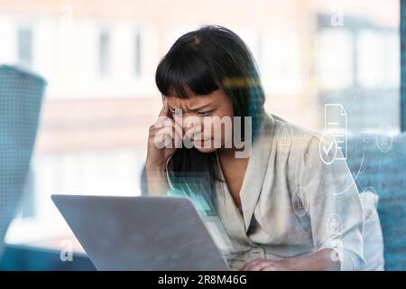 Donna premurosa con fronte aperta che utilizza un notebook Foto Stock