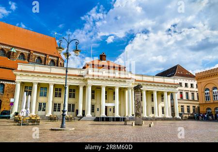 Edificio a colonne bianche sul mercato di Schwerin - Meclemburgo-Pomerania anteriore, Germania Foto Stock