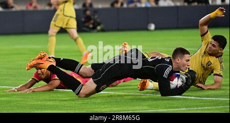 St Louis, Stati Uniti. 21st giugno, 2023. Il portiere di Real Salt Lake Gavin Beavers (35, davanti) affumica la palla dopo San Louis City davanti Nicholas Gioacchini (11, sullo sfondo a sinistra) e il difensore del Real Salt Lake Brayan vera (4, all'estrema destra) si aggrovigliarono mentre Gioacchini ottenne un colpo. STL City ha giocato a Real Salt Lake in una partita di calcio della Major League il 21 giugno 2023 al CITY Park Stadium di St Louis, Missouri, Stati Uniti. Foto di Tim Vizer/Sipa USA Credit: Sipa USA/Alamy Live News Foto Stock