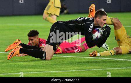 St Louis, Stati Uniti. 21st giugno, 2023. Il portiere di Real Salt Lake Gavin Beavers (35, davanti) affumica la palla dopo San Louis City davanti Nicholas Gioacchini (11, sullo sfondo a sinistra) e il difensore del Real Salt Lake Brayan vera (4, all'estrema destra) si aggrovigliarono mentre Gioacchini ottenne un colpo. STL City ha giocato a Real Salt Lake in una partita di calcio della Major League il 21 giugno 2023 al CITY Park Stadium di St Louis, Missouri, Stati Uniti. Foto di Tim Vizer/Sipa USA Credit: Sipa USA/Alamy Live News Foto Stock