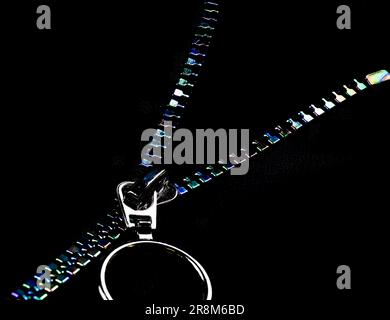 Immagine ravvicinata di una zip nera da cucire su sfondo scuro. Foto Stock