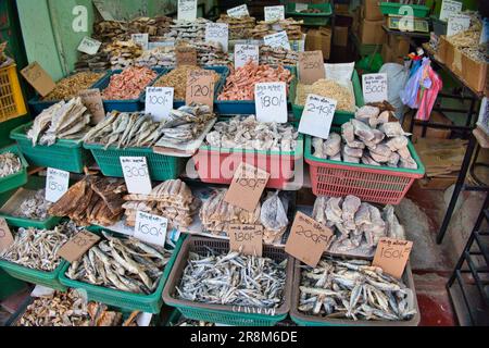 Diversi tipi di pesce essiccato in vendita a Kandy nello Sri Lanka centrale. Foto Stock