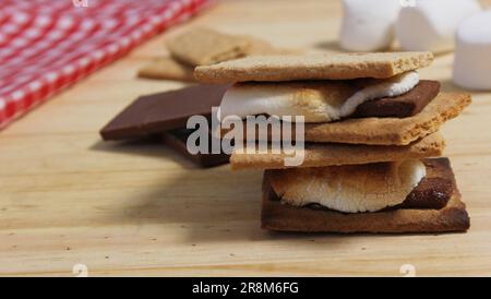 Smores. Marshmallow con cracker al cioccolato e Graham in cucina rustica Foto Stock