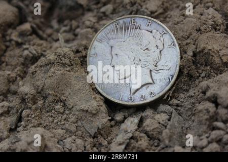 $1922 Silver Peace Dollar su terra in sterrato. Anteriore Foto Stock