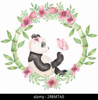 Grazioso panda con ciuffi di bambù, fiori rosa e illustrazione della corona di farfalle. Illustrazione dei cartoni animati ad acquerello. Animale selvatico. Baby panda Foto Stock