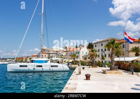Rogoznica lungomare e porto turistico al Mar Mediterraneo vacanza in Croazia Foto Stock