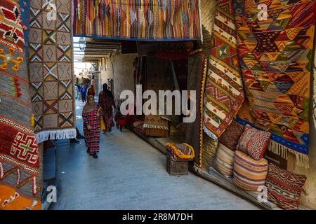 Marocco. Fez. Le pareti di un vicolo nella medina di Fez coperto di tappeti Foto Stock