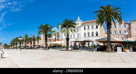 Passeggiata al centro storico di Trogir panorama vacanza in viaggio in Croazia Foto Stock