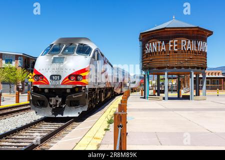 Santa Fe, Stati Uniti - 8 maggio 2023: New Mexico Rail Runner Express treni pendolari a Santa Fe, Stati Uniti. Foto Stock