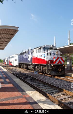 Dallas, Stati Uniti - 5 maggio 2023: Trinity Railway Express tre treno pendolari trasporto pubblico formato ritratto presso Union Station a Dallas, United St Foto Stock