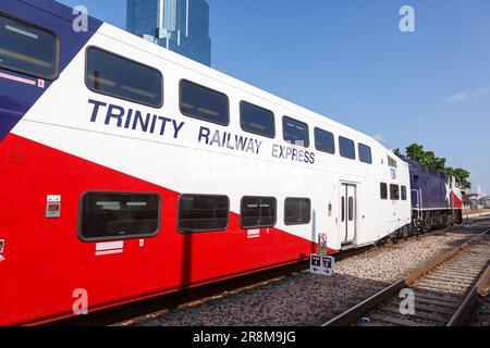 Dallas, Stati Uniti - 5 maggio 2023: Trinità Railway Express tre treno di trasporto pubblico alla Union Station di Dallas, Stati Uniti. Foto Stock