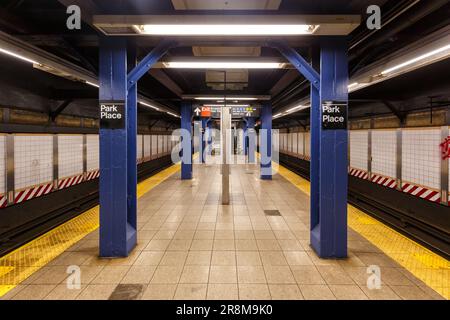 New York City, Stati Uniti - 10 maggio 2023: Metropolitana di New York City, stazione della metropolitana Park Place sulle linee 2 e 3 a New York, Stati Uniti. Foto Stock