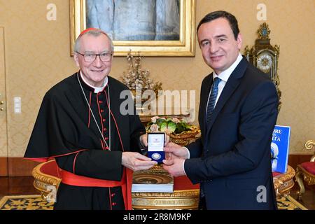 Vaticano, Vaticano. 21st giugno, 2023. Italia, Roma, Vaticano, 2023/6/22. Papa Francesco riceve Albin Kurti, primo Ministro della Repubblica del Kosovo in udienza privata al Vaticano Fotografia dei media Vaticani/Stampa Cattolica Foto LIMITATA ALL'USO EDITORIALE - NESSUNA COMMERCIALIZZAZIONE - NESSUNA CAMPAGNA PUBBLICITARIA Credit: Independent Photo Agency/Alamy Live News Foto Stock