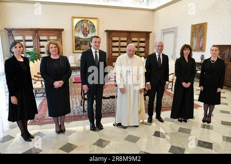 Vaticano, Vaticano. 21st giugno, 2023. Italia, Roma, Vaticano, 2023/6/22. Papa Francesco riceve Albin Kurti, primo Ministro della Repubblica del Kosovo in udienza privata al Vaticano Fotografia dei media Vaticani/Stampa Cattolica Foto LIMITATA ALL'USO EDITORIALE - NESSUNA COMMERCIALIZZAZIONE - NESSUNA CAMPAGNA PUBBLICITARIA Credit: Independent Photo Agency/Alamy Live News Foto Stock