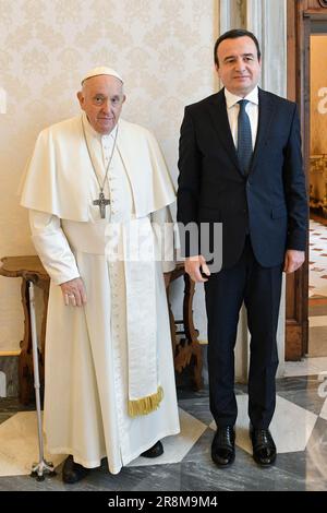 Vaticano, Vaticano. 21st giugno, 2023. Italia, Roma, Vaticano, 2023/6/22. Papa Francesco riceve Albin Kurti, primo Ministro della Repubblica del Kosovo in udienza privata al Vaticano Fotografia dei media Vaticani/Stampa Cattolica Foto LIMITATA ALL'USO EDITORIALE - NESSUNA COMMERCIALIZZAZIONE - NESSUNA CAMPAGNA PUBBLICITARIA Credit: Independent Photo Agency/Alamy Live News Foto Stock