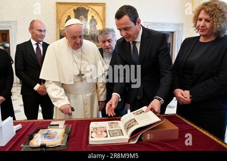 Vaticano, Vaticano. 21st giugno, 2023. Italia, Roma, Vaticano, 2023/6/22. Papa Francesco riceve Albin Kurti, primo Ministro della Repubblica del Kosovo in udienza privata al Vaticano Fotografia dei media Vaticani/Stampa Cattolica Foto LIMITATA ALL'USO EDITORIALE - NESSUNA COMMERCIALIZZAZIONE - NESSUNA CAMPAGNA PUBBLICITARIA Credit: Independent Photo Agency/Alamy Live News Foto Stock