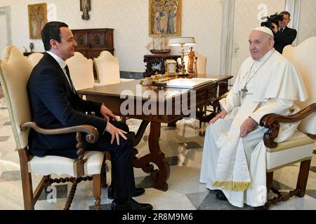 Vaticano, Vaticano. 21st giugno, 2023. Italia, Roma, Vaticano, 2023/6/22. Papa Francesco riceve Albin Kurti, primo Ministro della Repubblica del Kosovo in udienza privata al Vaticano Fotografia dei media Vaticani/Stampa Cattolica Foto LIMITATA ALL'USO EDITORIALE - NESSUNA COMMERCIALIZZAZIONE - NESSUNA CAMPAGNA PUBBLICITARIA Credit: Independent Photo Agency/Alamy Live News Foto Stock