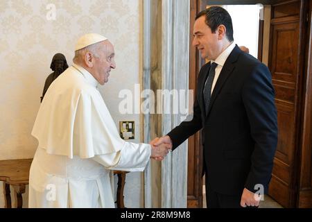 Vaticano, Vaticano. 21st giugno, 2023. Italia, Roma, Vaticano, 2023/6/22. Papa Francesco riceve Albin Kurti, primo Ministro della Repubblica del Kosovo in udienza privata al Vaticano Fotografia dei media Vaticani/Stampa Cattolica Foto LIMITATA ALL'USO EDITORIALE - NESSUNA COMMERCIALIZZAZIONE - NESSUNA CAMPAGNA PUBBLICITARIA Credit: Independent Photo Agency/Alamy Live News Foto Stock