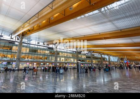 Oslo, Norvegia - 16 agosto 2022: Terminal dell'aeroporto di Oslo (OSL) in Norvegia. Foto Stock