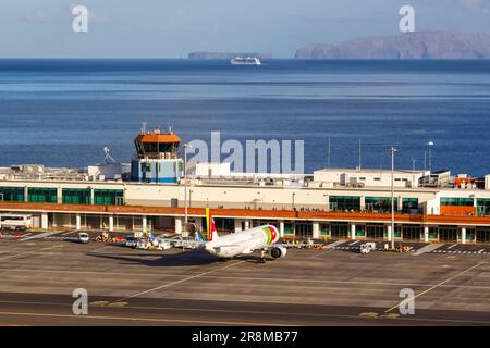 Madeira, Portogallo - 14 settembre 2022: TAP Air Portugal Airbus aereo all'aeroporto di Madeira (FNC) in Portogallo. Foto Stock