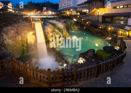 Vista notturna di Yubatake (campo di acqua calda) nella sorgente termale di Kusatsu Onsen Foto Stock