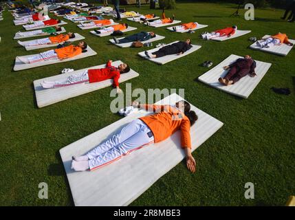 Srinagar, India. 21st giugno, 2023. I partecipanti eseguono esercizi di yoga per celebrare la Giornata Internazionale dello Yoga durante un evento sulle rive del Lago dal a Srinagar (Foto di Mubashir Hassan/Pacific Press) Credit: Pacific Press Media Production Corp./Alamy Live News Foto Stock