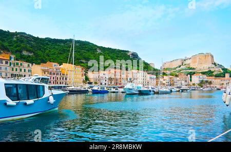 Il porto di Bonifacio apre la vista sullo storico e colorato quartiere residenziale di Jerome Comparetti Quay, gli enormi bastioni della Cittadella e le alte scogliere nel Foto Stock