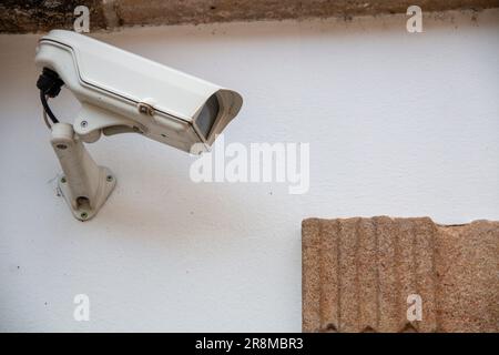 Telecamera di sicurezza installata su un supporto sulla parete di una strada Foto Stock