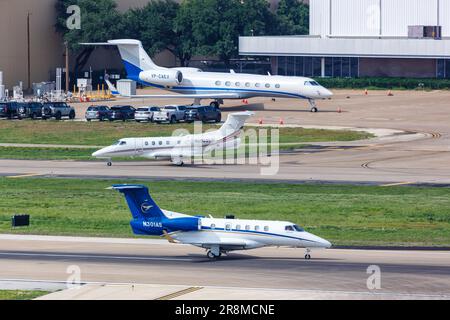 Dallas, Stati Uniti - 7 maggio 2023: Embraer Phenom 300 e Gulfstream G550 aerei a getto privato presso l'Aeroporto Love Field di Dallas (DAL) nella United St Foto Stock