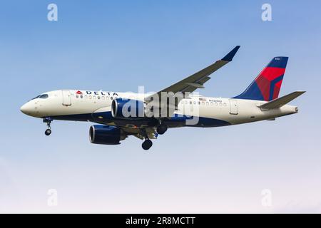 Dallas, Stati Uniti - 7 maggio 2023: Delta Air Lines Airbus A220-100 aereo a Dallas Fort Worth Airport (DFW) negli Stati Uniti. Foto Stock