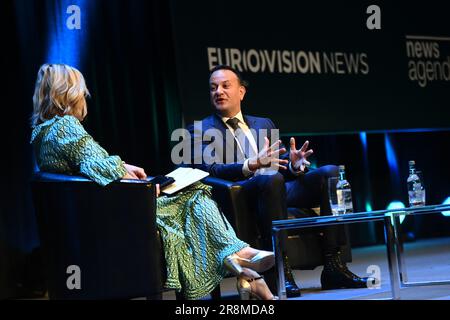 Dublino, Irlanda. 19th giugno, 2023. Foto di Simon Wilkinson/SWpix.com - 19/06/2023 - Eurovision News - NewsXChange 2023 Conference - The Convention Centre Dublin, Ireland - Keynote Intervista, The Taoiseach Leo Varadkar TD primo ministro irlandese intervistato da Tara Mills BBC Newsline Irlanda del Nord Credit: SWpix/Alamy Live News Foto Stock