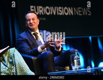 Dublino, Irlanda. 19th giugno, 2023. Foto di Simon Wilkinson/SWpix.com - 19/06/2023 - Eurovision News - NewsXChange 2023 Conference - The Convention Centre Dublin, Ireland - Keynote Intervista, The Taoiseach Leo Varadkar TD primo ministro irlandese intervistato da Tara Mills BBC Newsline Irlanda del Nord Credit: SWpix/Alamy Live News Foto Stock