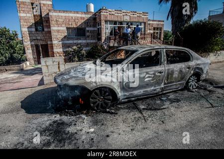 Ramallah, Palestina. 21st giugno, 2023. Una vista della casa palestinese bruciata dopo che è stata messa in fuoco da coloni ebrei nella città di Turmusaya, vicino alla città di Ramallah, nella Cisgiordania settentrionale. Circa 400 coloni ebrei hanno lanciato un attacco alla città palestinese di Turmusaya e bruciato case, automobili e proprietà. Credit: SOPA Images Limited/Alamy Live News Foto Stock