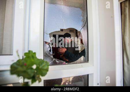 Ramallah, Palestina. 21st giugno, 2023. I palestinesi ispezionano una casa distrutta bruciata dai coloni ebrei nella città di Turmusaya, vicino alla città di Ramallah, nella parte settentrionale della Cisgiordania. Circa 400 coloni ebrei hanno lanciato un attacco alla città palestinese di Turmusaya e bruciato case, automobili e proprietà. Credit: SOPA Images Limited/Alamy Live News Foto Stock