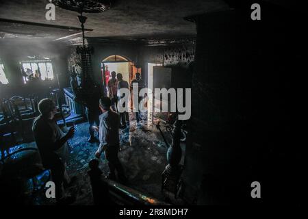 Ramallah, Palestina. 21st giugno, 2023. I palestinesi ispezionano una casa distrutta bruciata dai coloni ebrei nella città di Turmusaya, vicino alla città di Ramallah, nella parte settentrionale della Cisgiordania. Circa 400 coloni ebrei hanno lanciato un attacco alla città palestinese di Turmusaya e bruciato case, automobili e proprietà. Credit: SOPA Images Limited/Alamy Live News Foto Stock