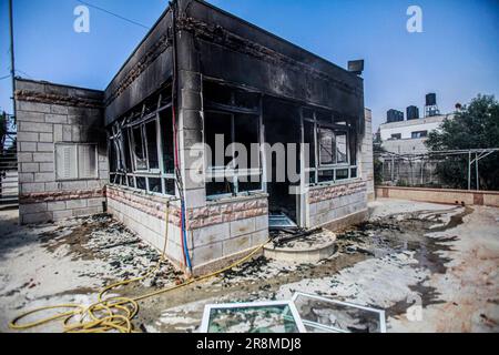 Ramallah, Palestina. 21st giugno, 2023. Una vista della casa palestinese bruciata dopo che è stata messa in fuoco da coloni ebrei nella città di Turmusaya, vicino alla città di Ramallah, nella Cisgiordania settentrionale. Circa 400 coloni ebrei hanno lanciato un attacco alla città palestinese di Turmusaya e bruciato case, automobili e proprietà. Credit: SOPA Images Limited/Alamy Live News Foto Stock